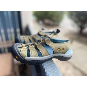 Keen Women’s Green Waterproof Pull Tie Closed Toe Sandals Sz 8